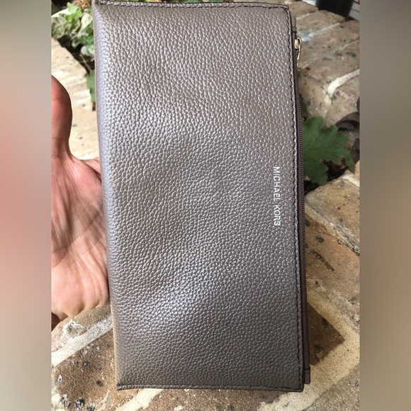 Michael Kors Leather Long Zip Wallet - Picture 1 of 7